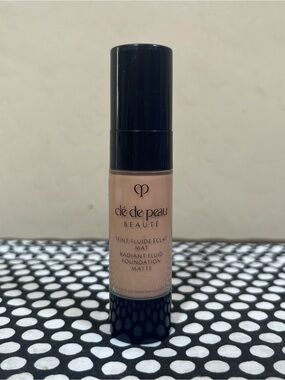 Clé de Peau Radiant Fluid Foundation 9mL